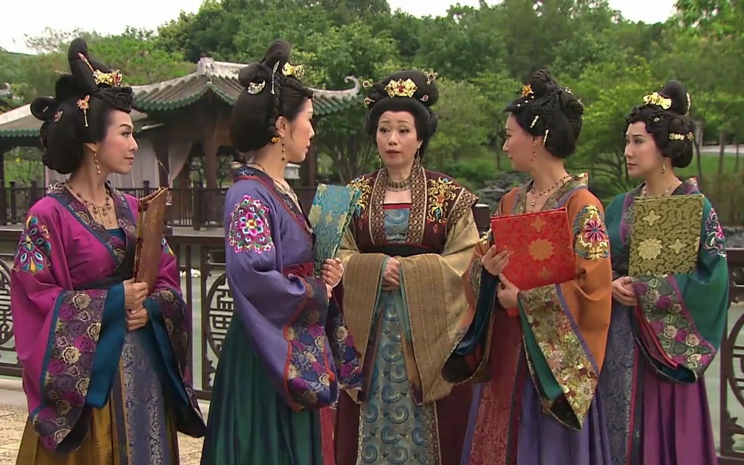 尚宫局撞见郑太妃好奇为何她会带金钗阮司珍心中担忧