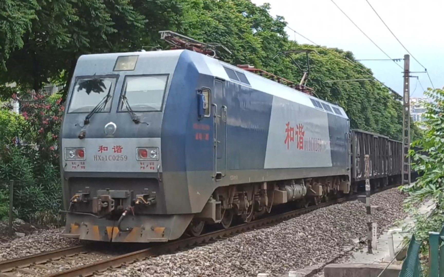 南局鹰段hxd1c 0259牵引货列通过列西道口