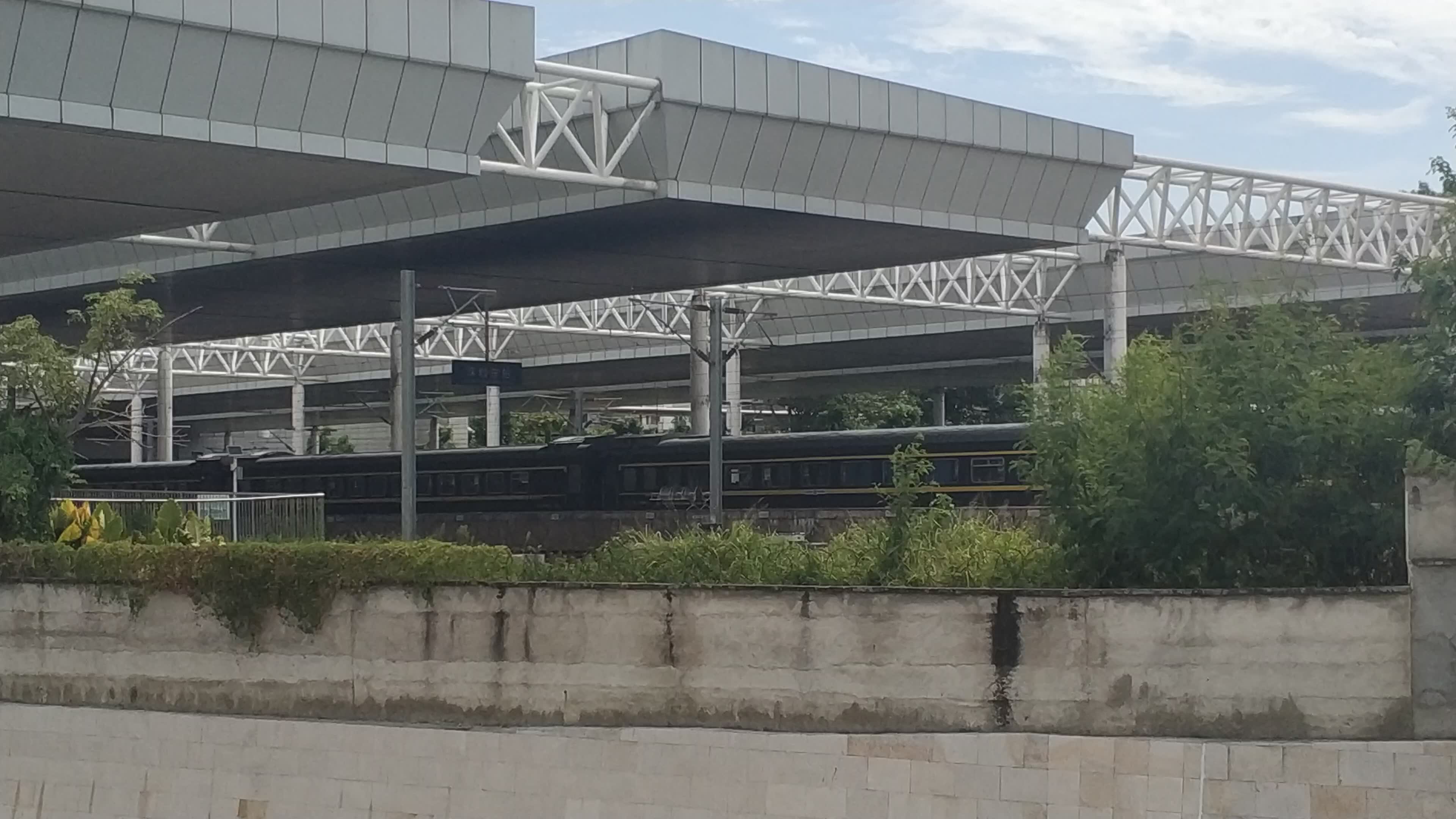 广深线深圳东站t8370次列车从深圳东站开出