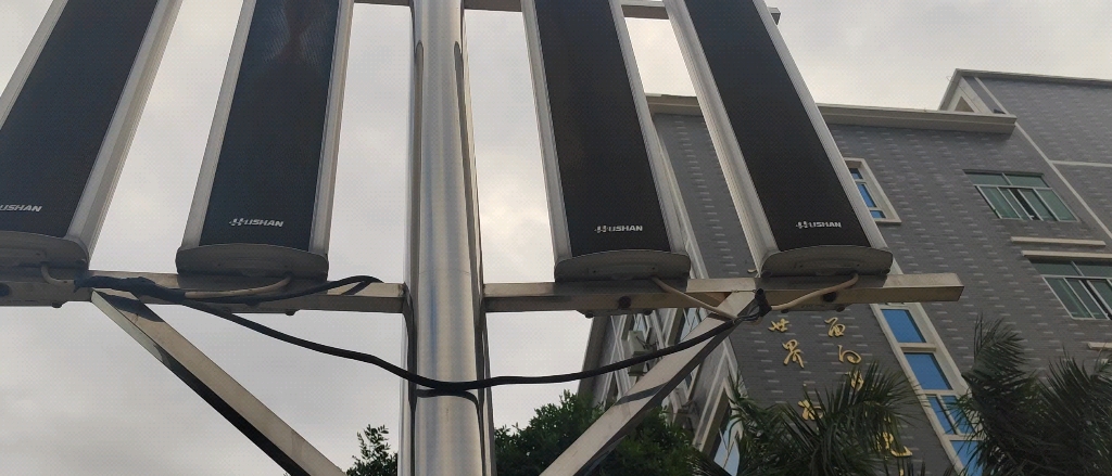 学校操场的湖山牌破音柱喇叭破孤勇者