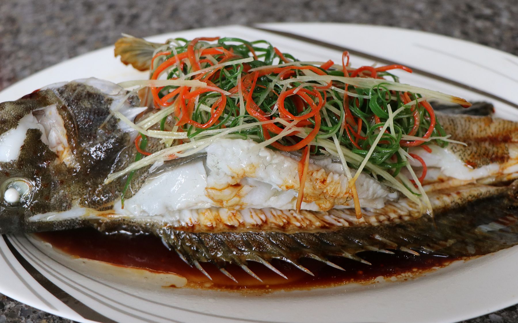 家常清蒸石斑鱼的做法,鲜嫩美味,做法简单家常又好吃