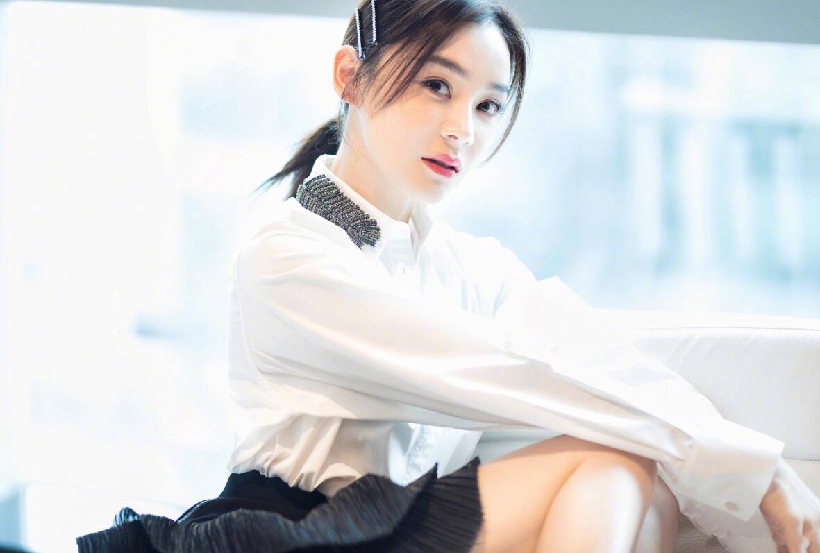 36岁袁姗姗恋情实锤,与男子搂腰逛商场,驾百万豪车同回寓所