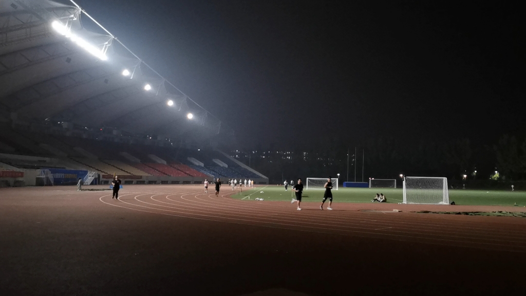 晚上九点的北区体育场