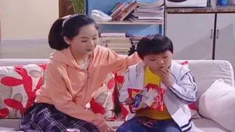 Download Video: 《家有儿女》小雪照顾小孩有一套，刘星变小迷弟：你也有温柔的一面