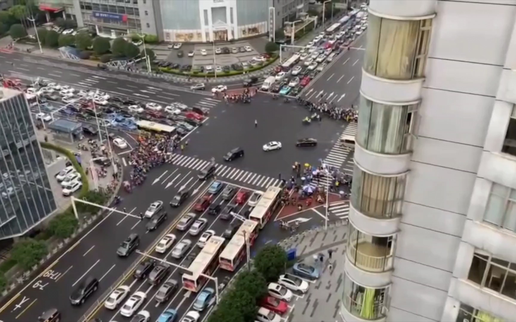 [图]十里长街送袁隆平，长沙湘雅医院