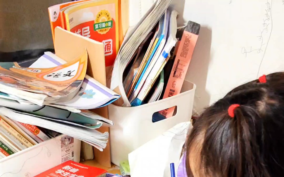 乱室家人,小学生杂乱无章的书桌,心塞塞