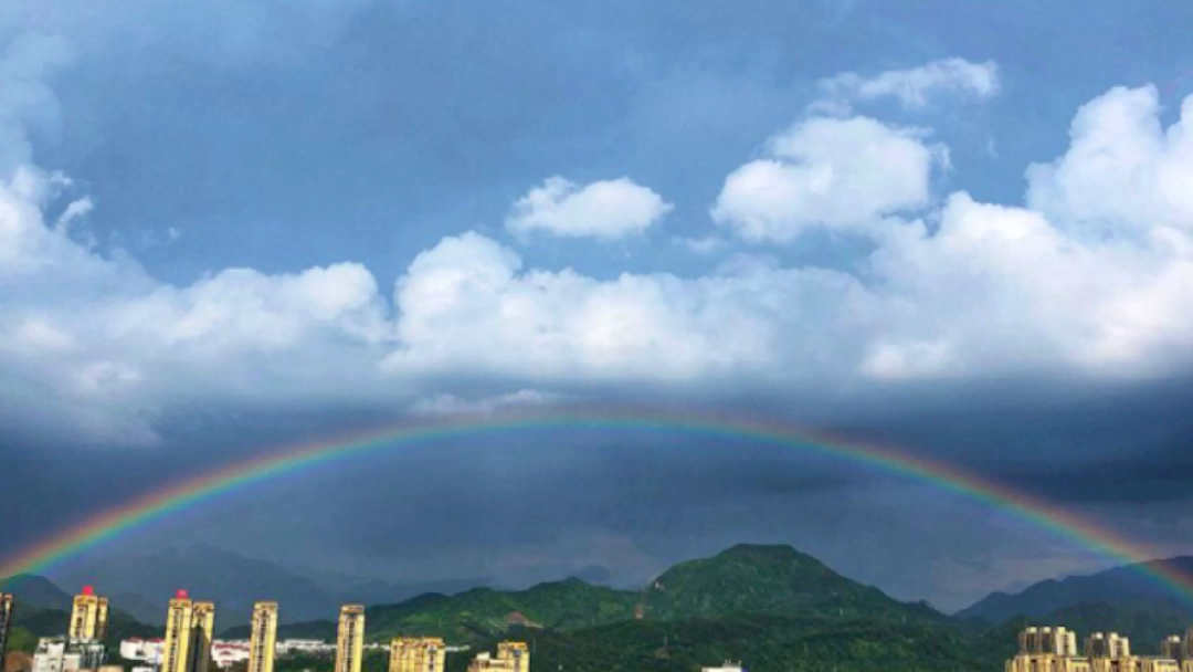 《月令七十二候集解》说:“三月节……物至此时,皆以洁齐而清明矣.”“清明”有冰雪消融,草木青青,天气清彻明朗,万物欣欣向荣之意哔哩哔哩...