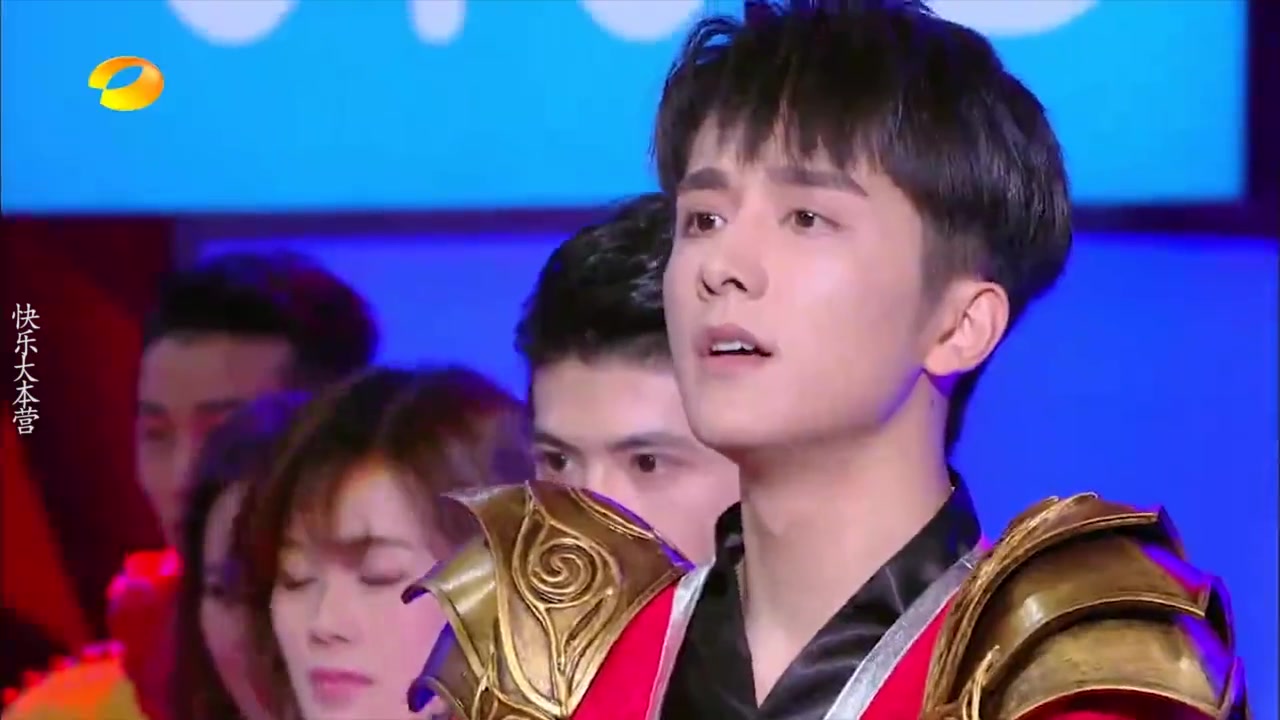 张新成跳舞片段,台上穿着背带牛仔劲歌热舞,台下的谢娜激动不已