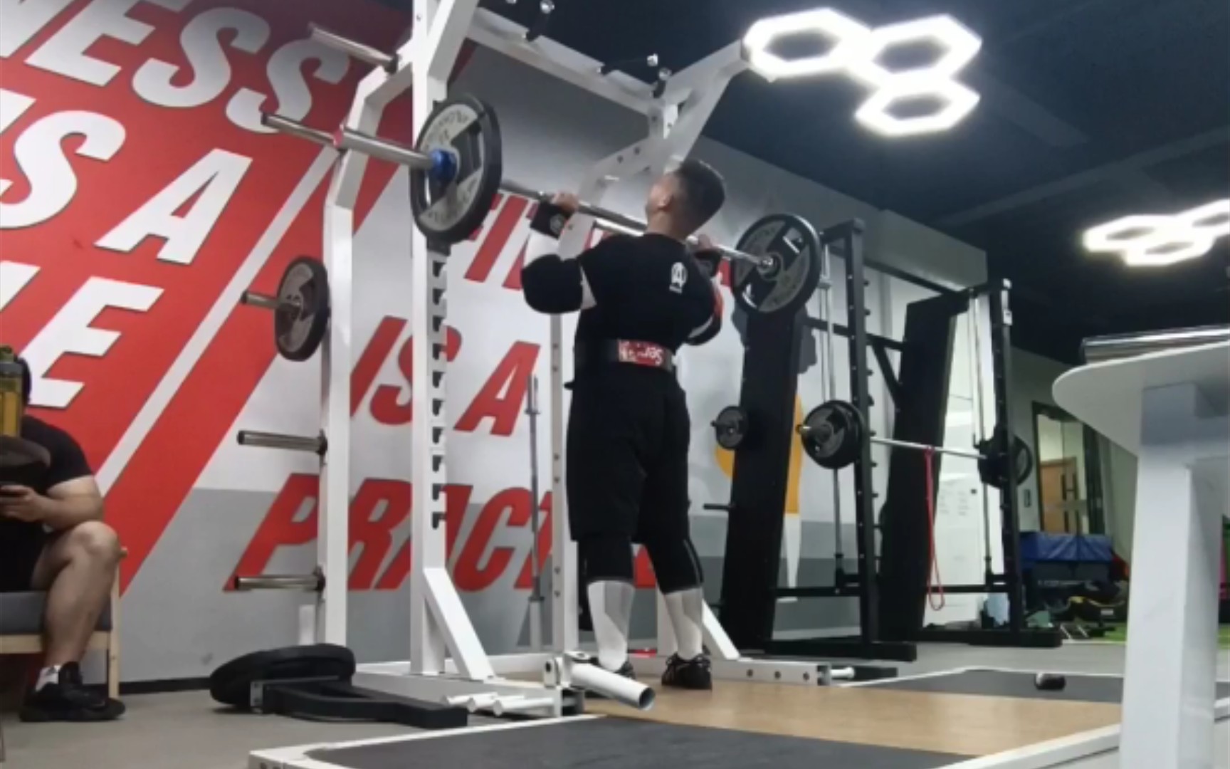 实力推70公斤,三组10次.地板哑铃卧推,47公斤8,37公斤11,57公斤极限.