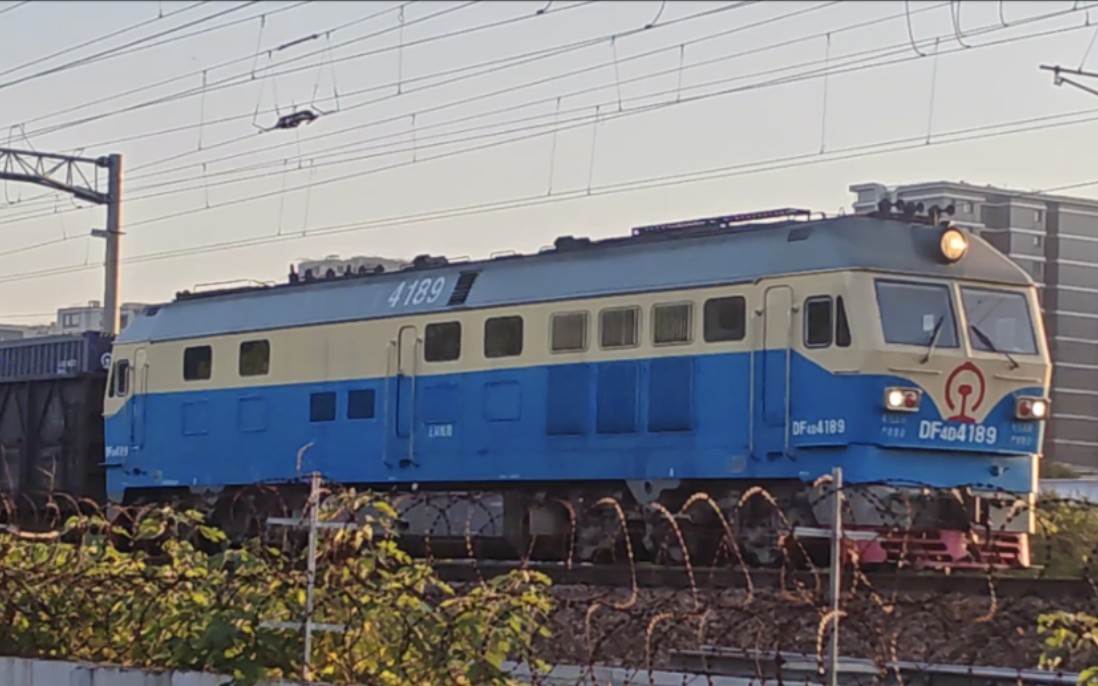 48404次杭州东站28道通过,本务上局杭段df4d-4189