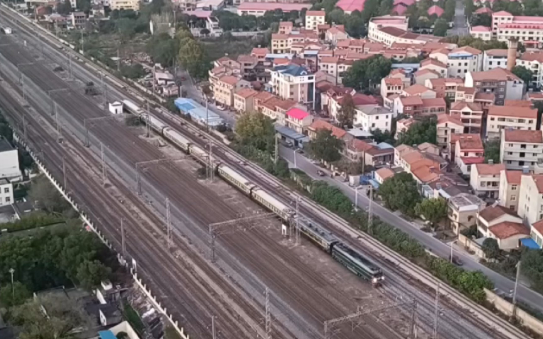 df4-6420牵引8345次进滠口站乘降发车