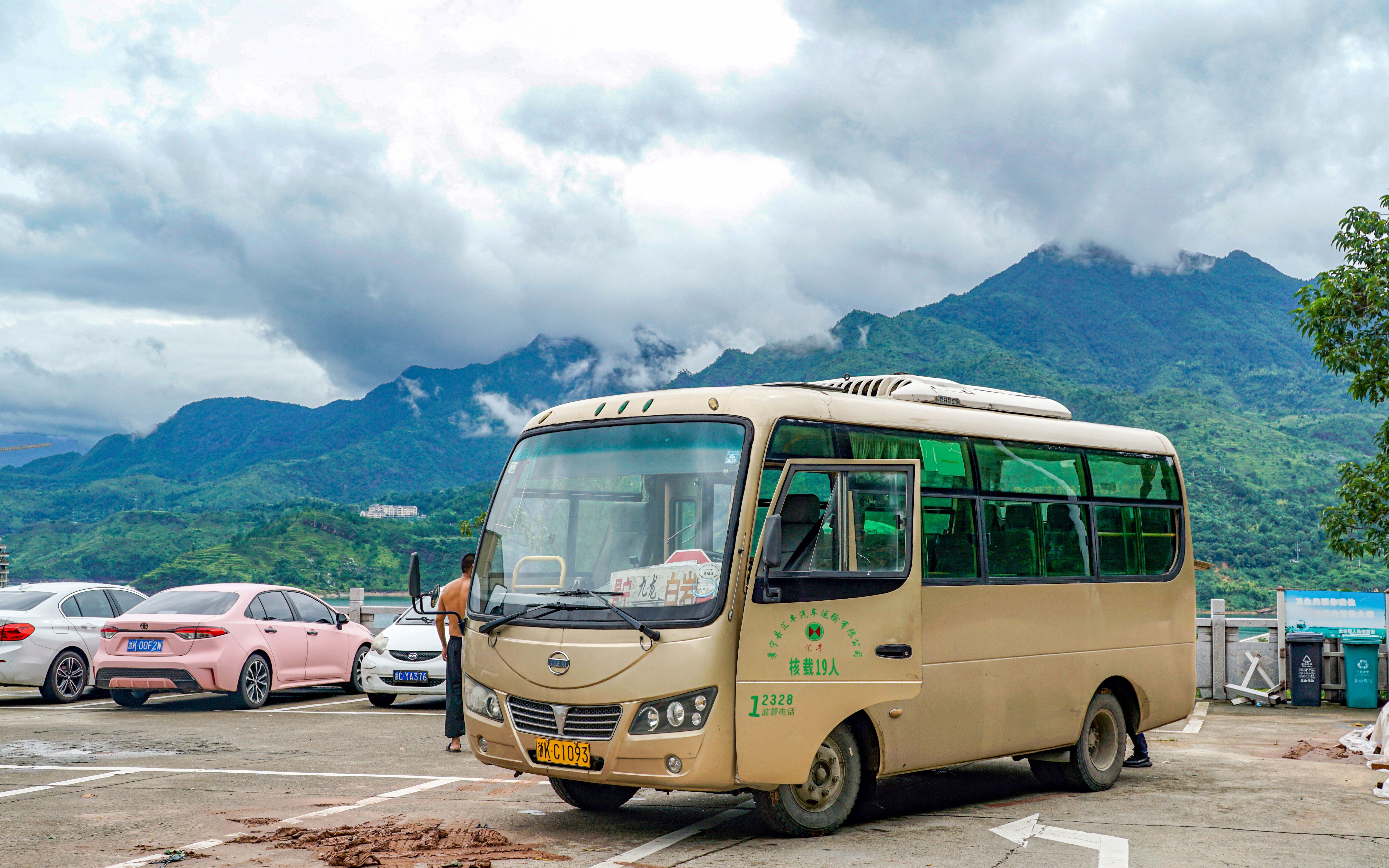 沿丽水最美公路青景庆线蜿蜒80余千米到达青田北山的跨市班线 景宁