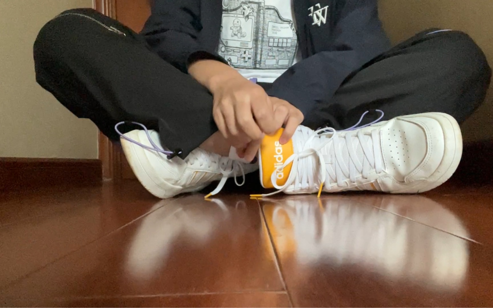 白鞋白袜展示以及踩踩玩偶和键盘