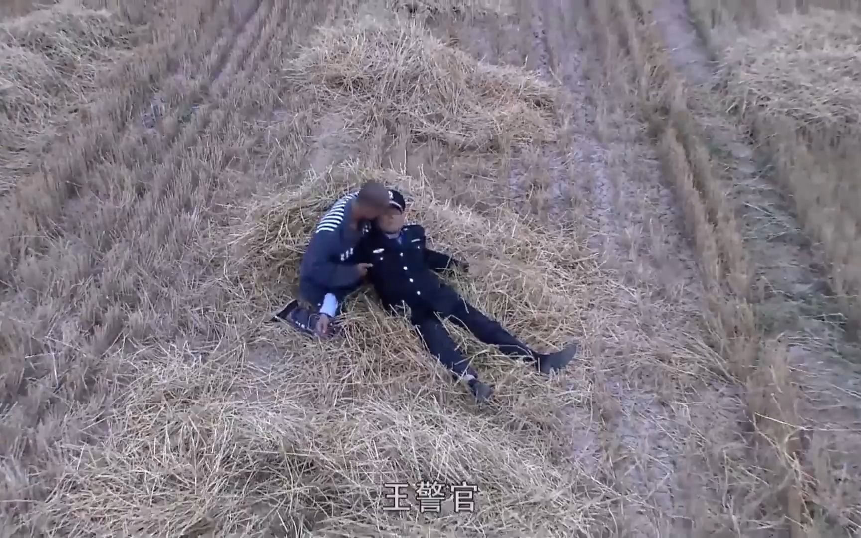 大漠高墙:囚车半路出车祸,一车死刑犯夺枪越狱,枪杀两名老狱警