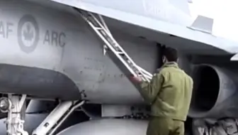 F-18自带收纳登机梯确实挺方便