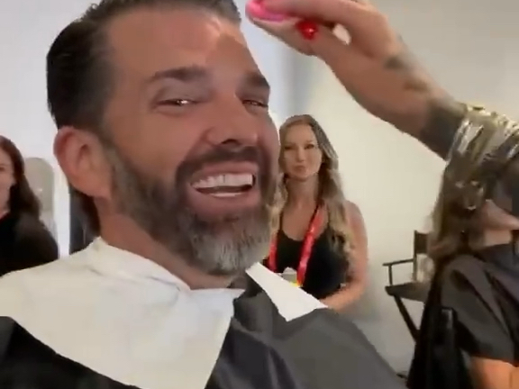 川普儿子和孙女登场演讲化妆