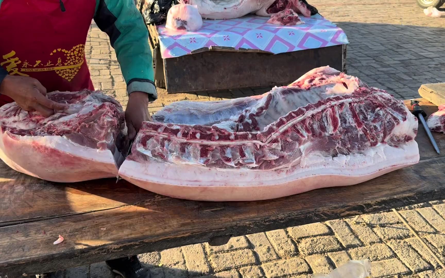 老孟卖猪肉,大早上遇上大碴儿了,一扇排骨和肉卖了600多,真硬
