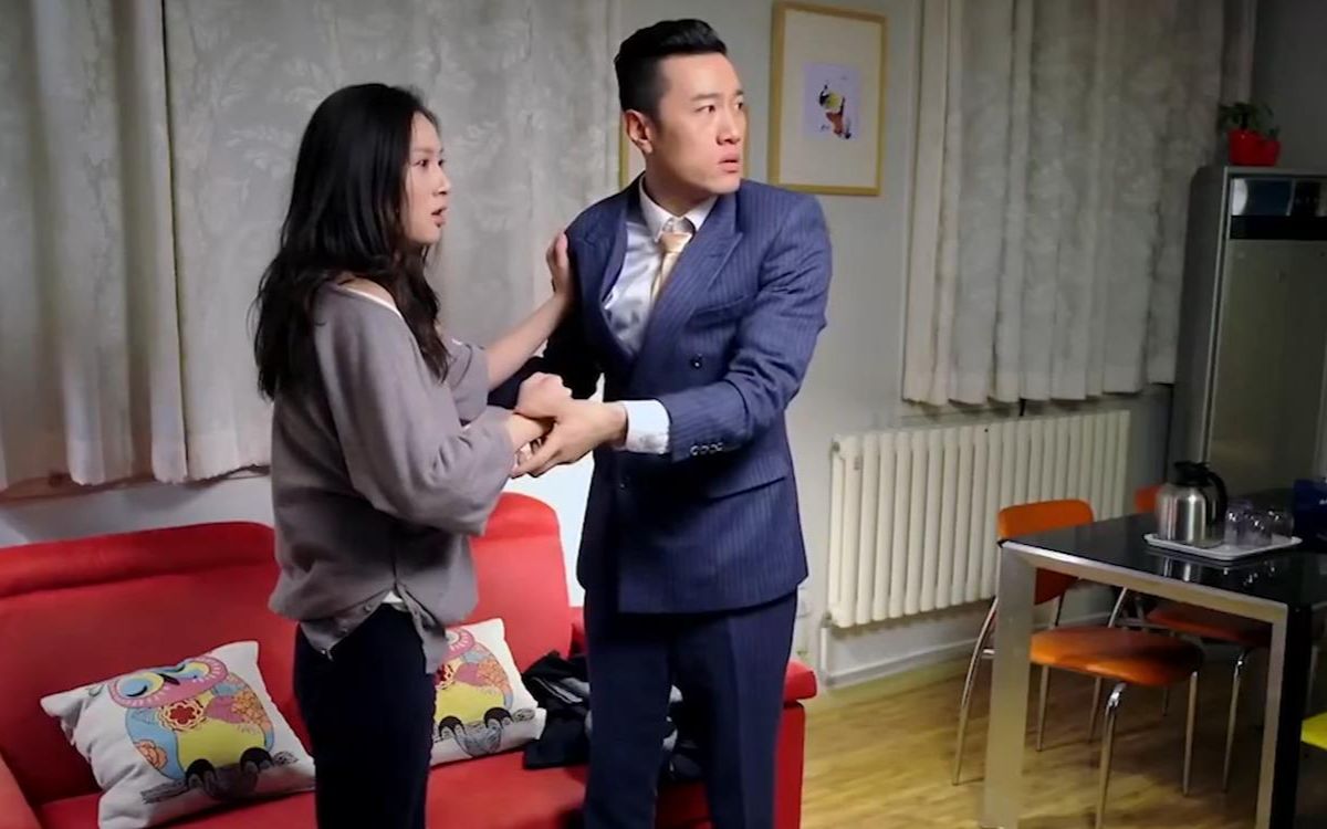 丈夫看到妻子短信后,假装说出差,半夜回家后直接崩溃!