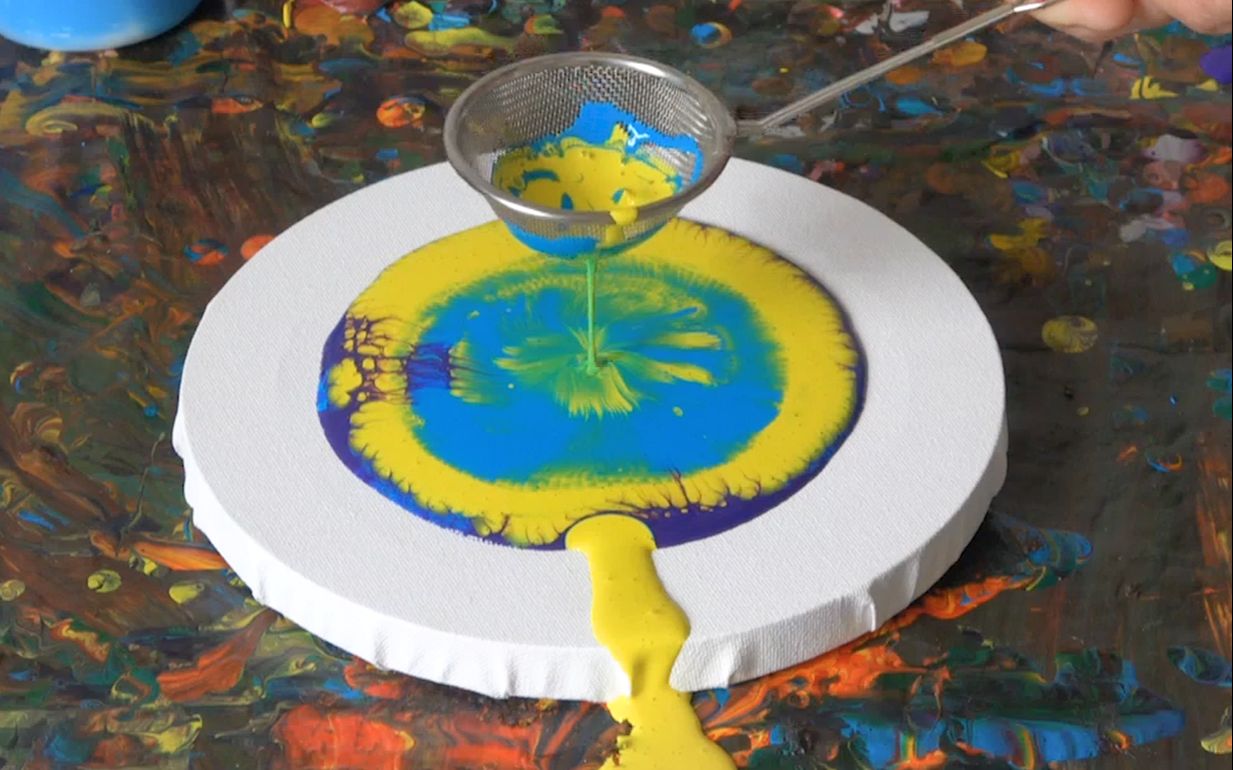 06开场1分36秒,颜料从漏勺滴下的一瞬间,流淌的色彩太美了!