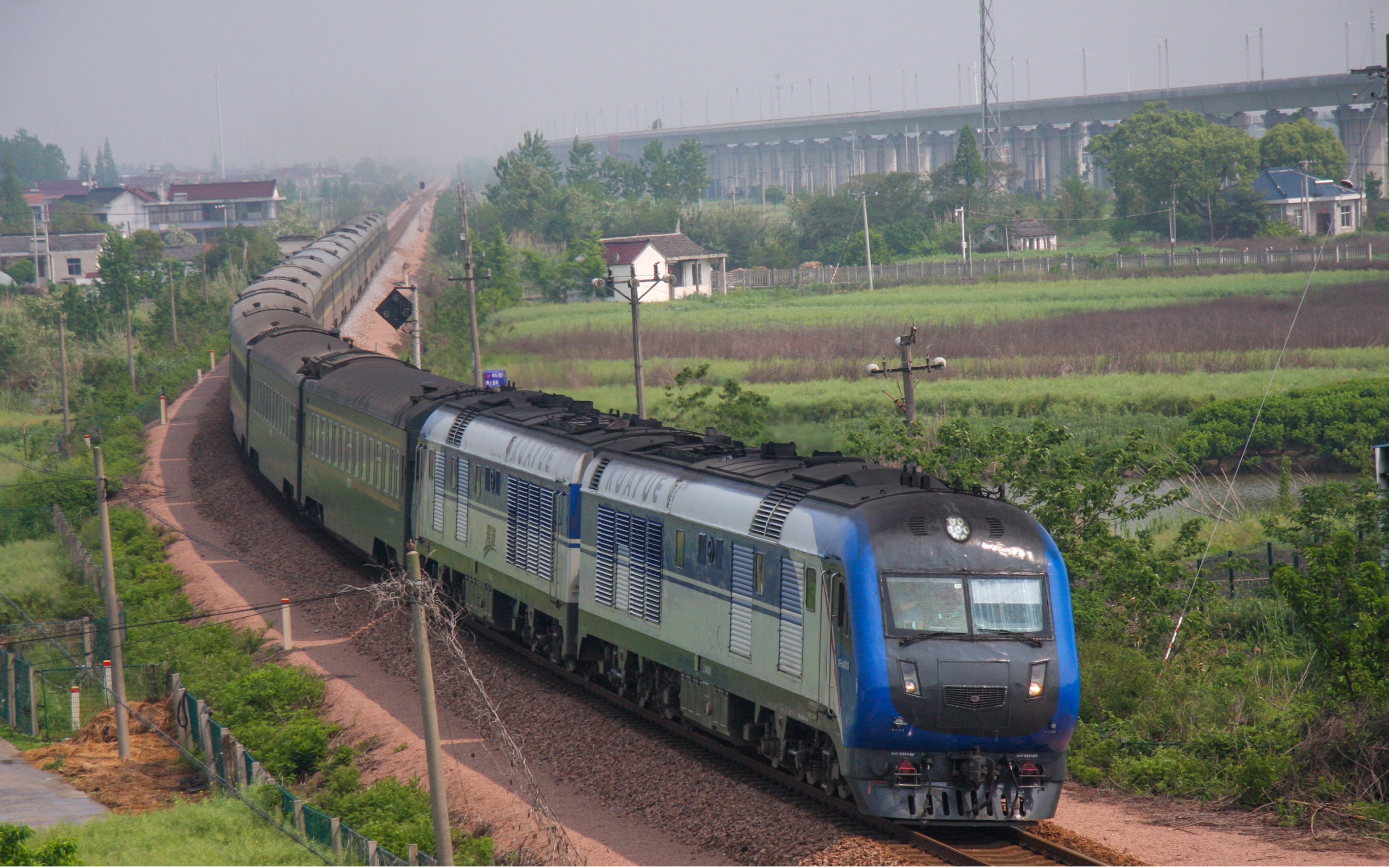 新长铁路跨越警告客车z155西北联络线一道通过