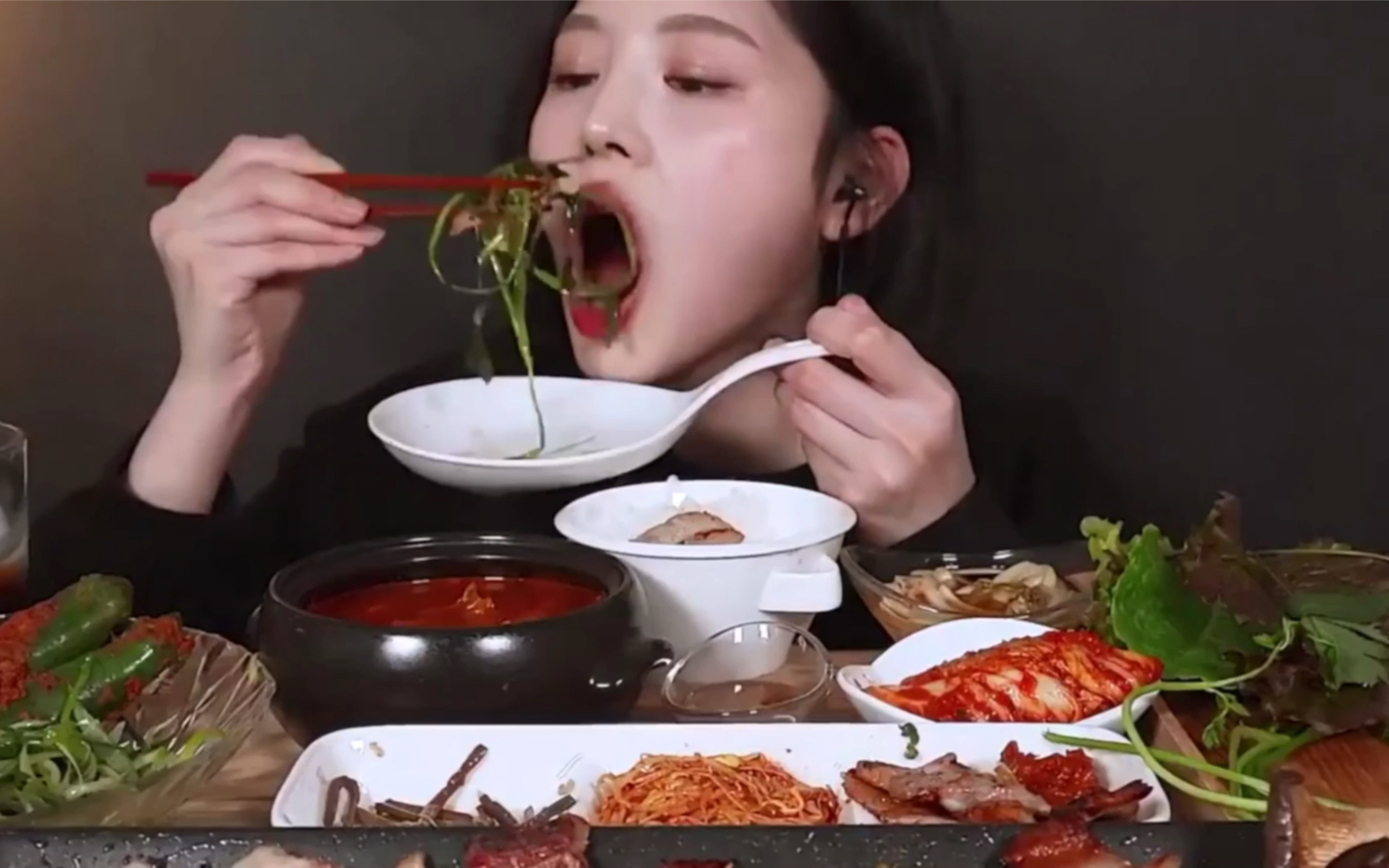 韩国小姐姐吃播烤肉咀嚼音大胃王吃播