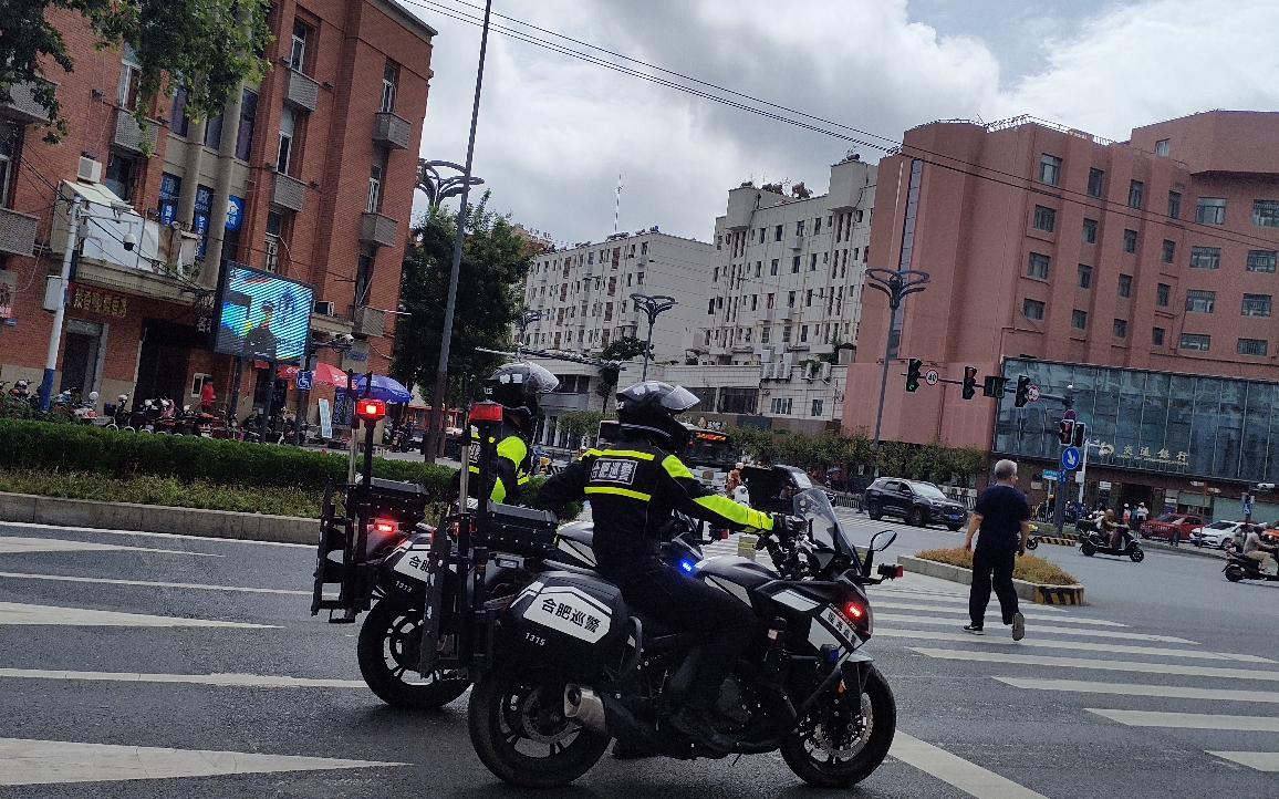 机车警察:铁骑驰骋,守护民众安全!