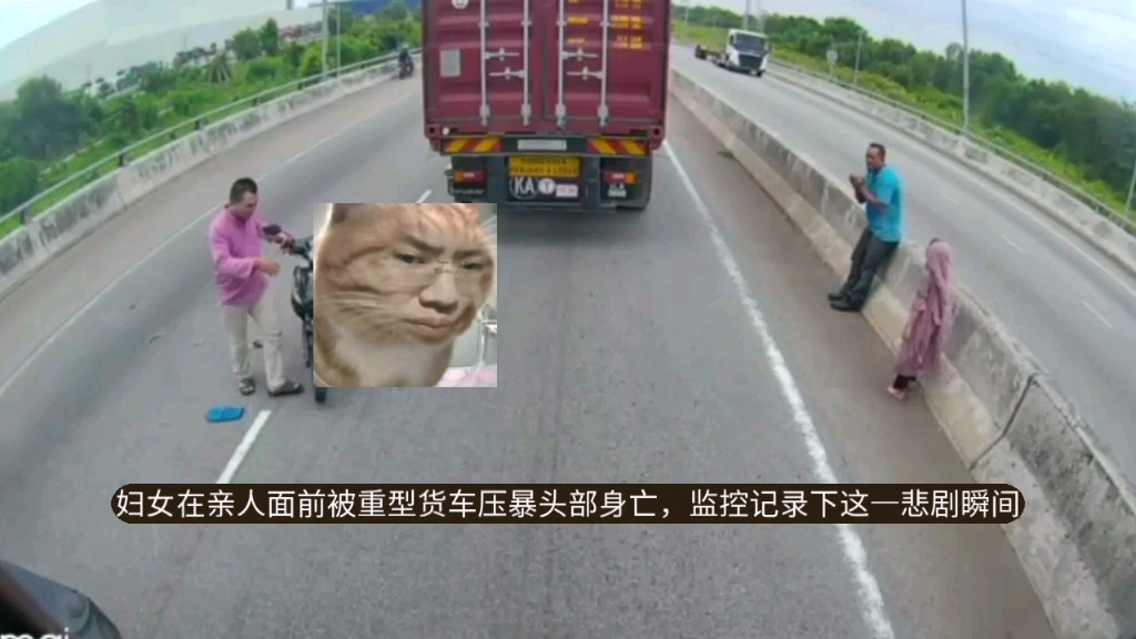 伤感一幕:妇女在亲人面前被重型货车压暴头部身亡,家人与司机抱在一起