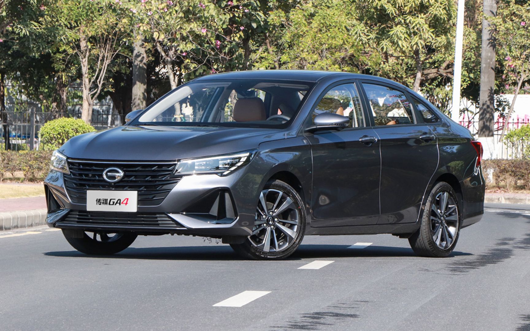 主打10万级家轿市场广汽传祺ga4plus焕新上市758万起售