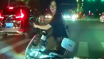 1095：美女别撞后微微一笑就走了，司机被甜到了！
