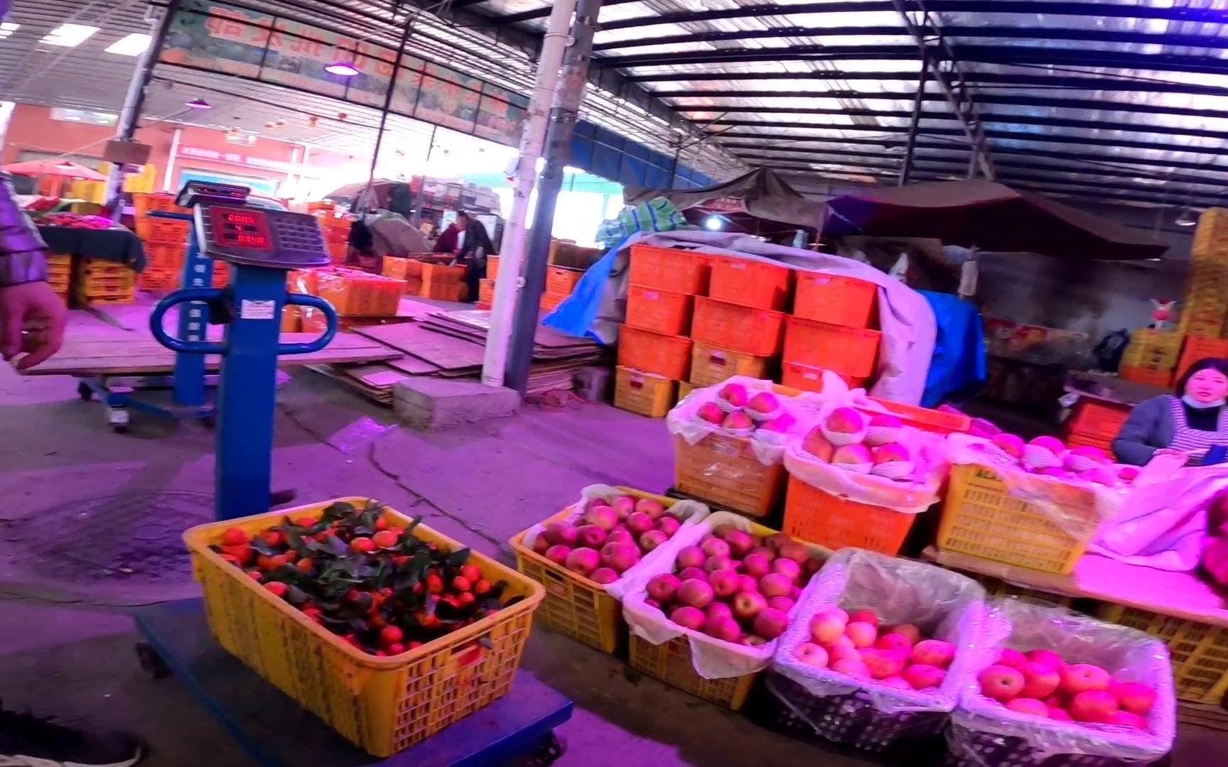德阳中江水果批发市场,路边商贩大多都在这里批发,个人也可以在这里买