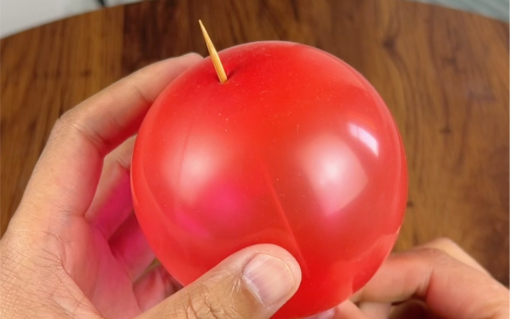 竹签扎气球就一定会爆吗?你看到的其实都是假象!