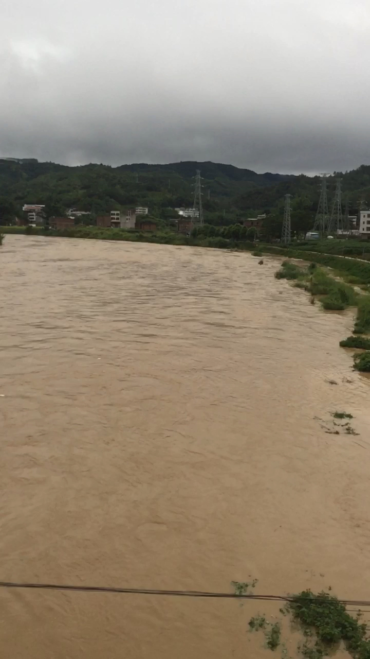 雨后的小河图片