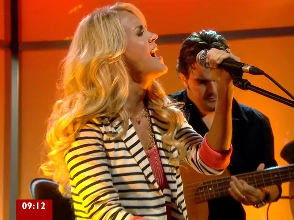 【在英国演唱大风吹】carrie underwood - blown away 2012.06.19