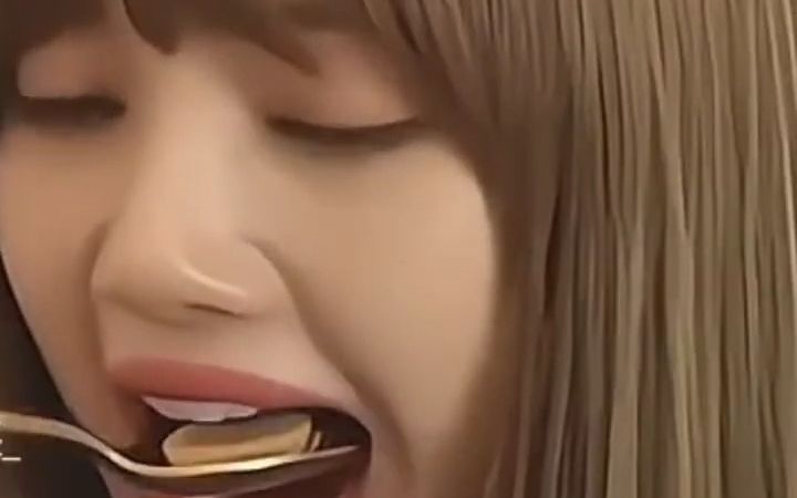 Lisa 的大口大口的吃成一个大胖子Blackpink Mukbang (Lisa) (part16) #blackpink哔哩哔哩bilibili