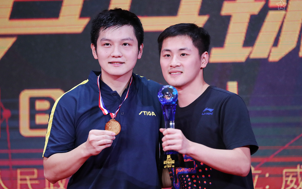 20201008男单18决赛结束后场下 樊振东逆转获胜后与场外程靖淇总结 "