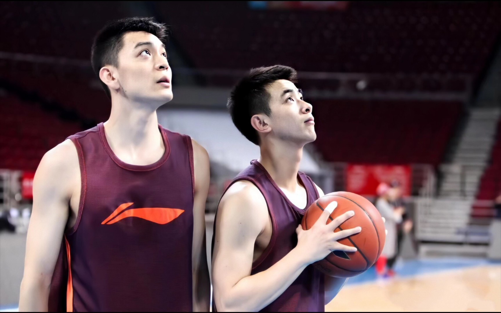 《杨鸣》《赵继伟》cba两大帅哥的同框合照.