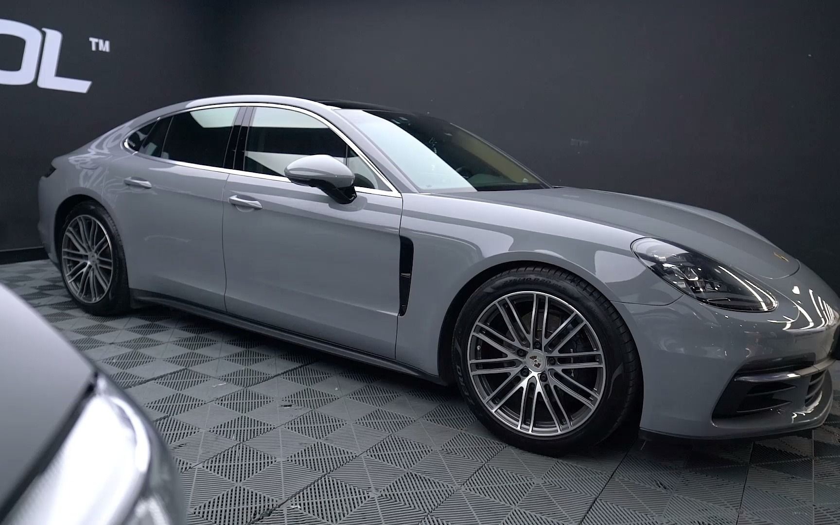 保时捷帕拉梅拉装贴纳多灰改色膜,今年这款颜色真的火,已经贴了太多台