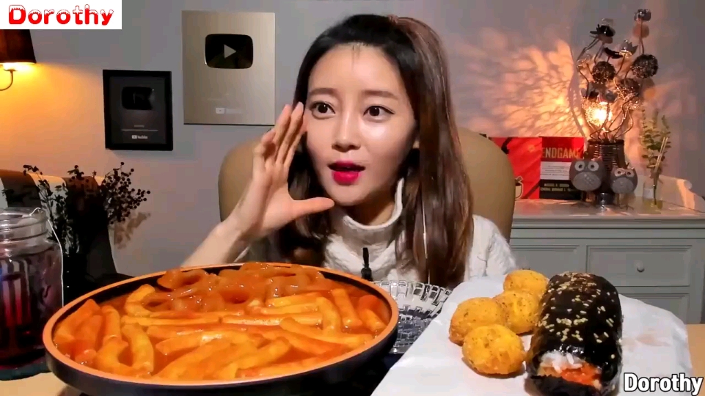 韩国美女dorothy多萝西吃辣味炒年糕一筷子夹起三个真厉害