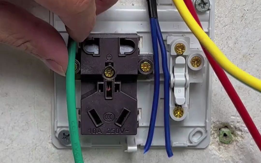 家1装水电开关带插座