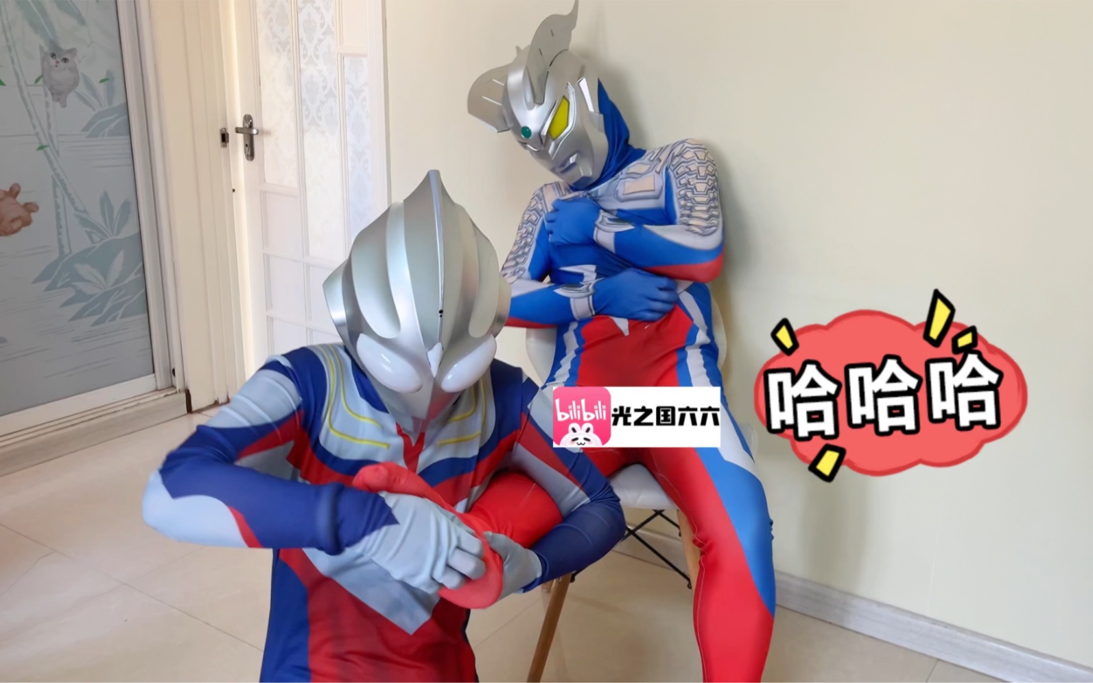 迪迦奥特曼挠赛罗奥特曼痒痒!