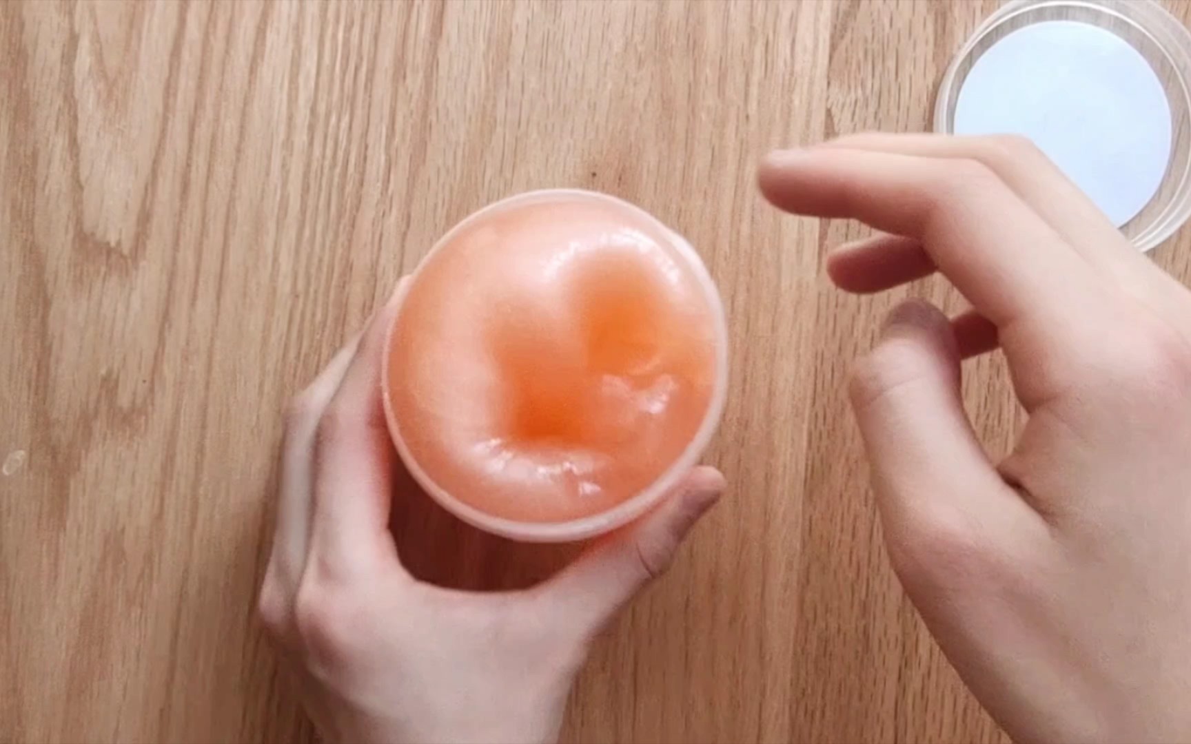 安安静静玩一块橙子果冻