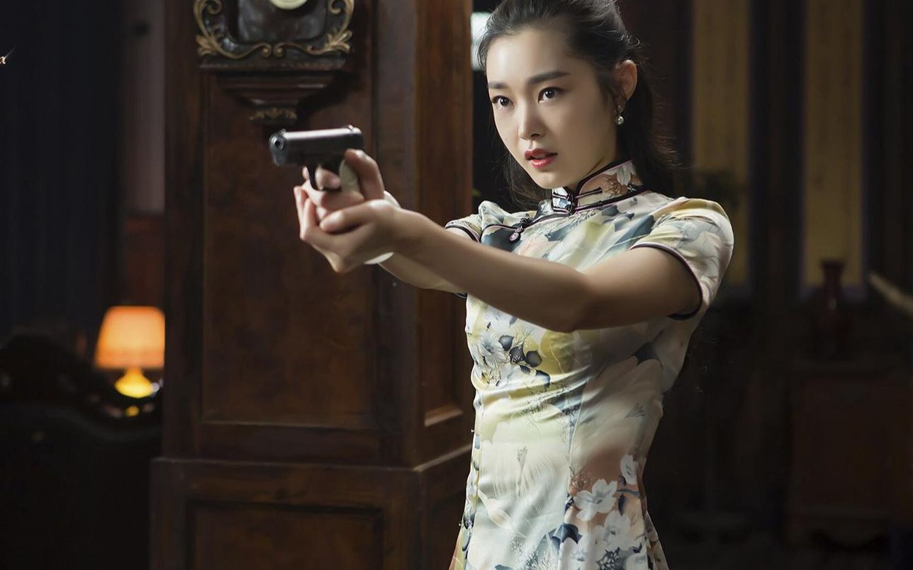 估计也只有宋轶了,不愧被称为"旗袍第一人",也是最美女特工,身材凹凸