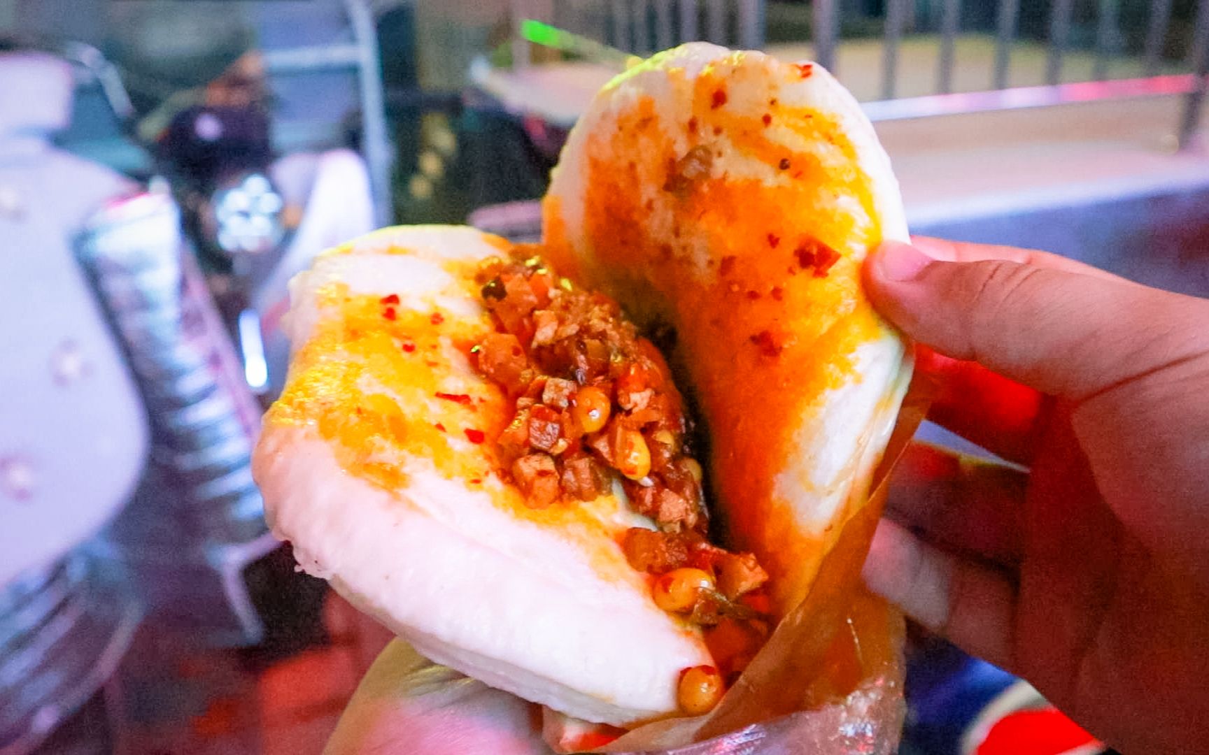 街头热卖的八宝辣子夹馍,8元一份,吃着太香了吧_哔哩哔哩_bilibili