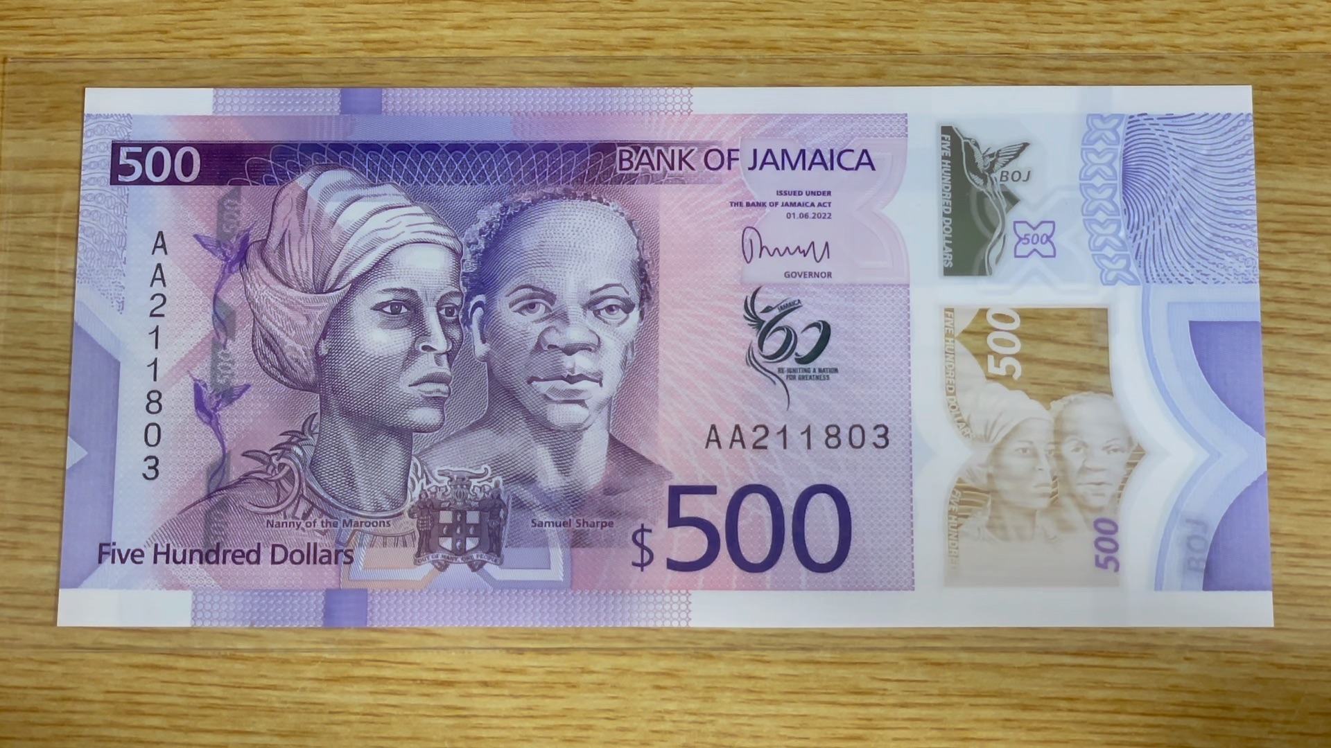 今天讲牙买加独立60周年塑料纪念钞!这张是面值500元.
