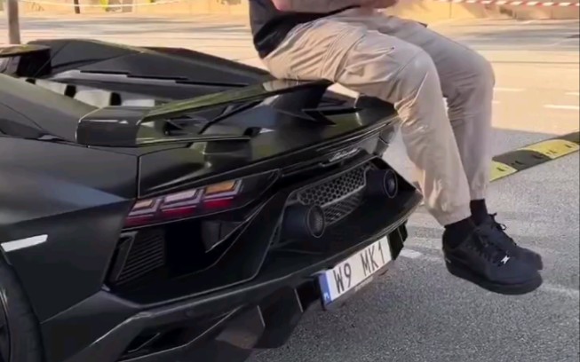 试试兰博基尼大牛svj的尾翼结实不?