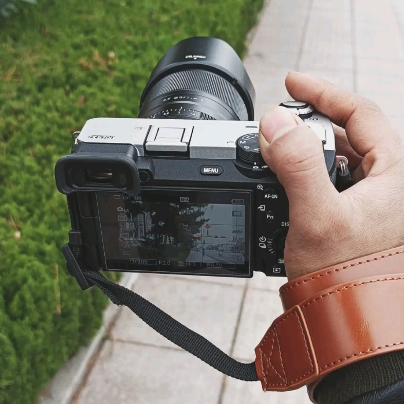 索尼a6700全黑机身不好看,自己花钱买了银色贴纸贴了机身,现在看起来