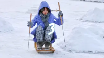 Télécharger la video: 抽冰猴、滑冰车、推冰墩...... 当冰冰回到冰天雪地，儿时的快乐就全回来啦！