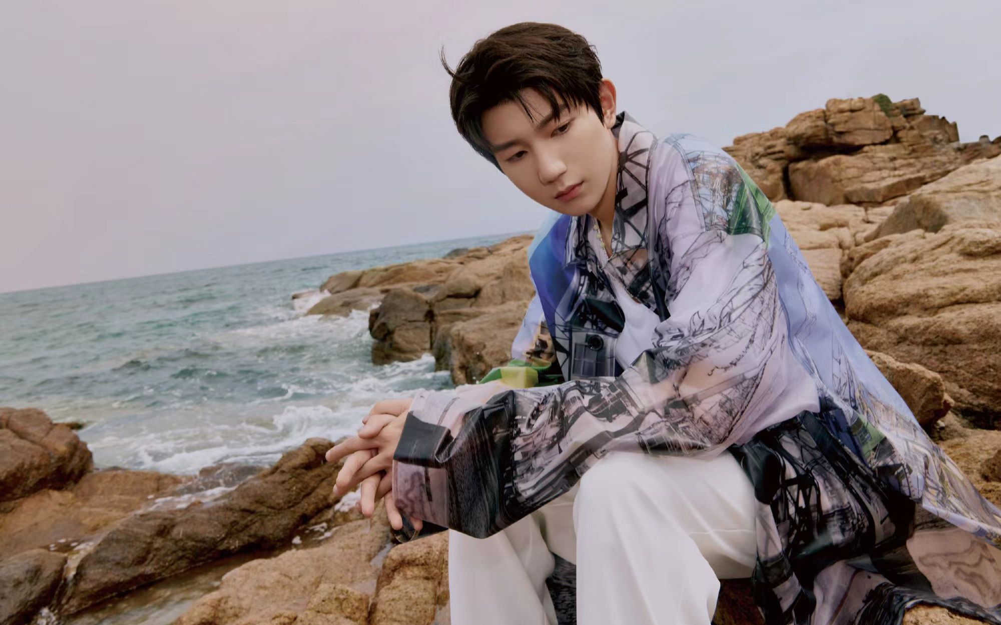 一如轻柔而透著银翼般光芒的纱,铺展在河床上,缱绻而绵长地流淌.