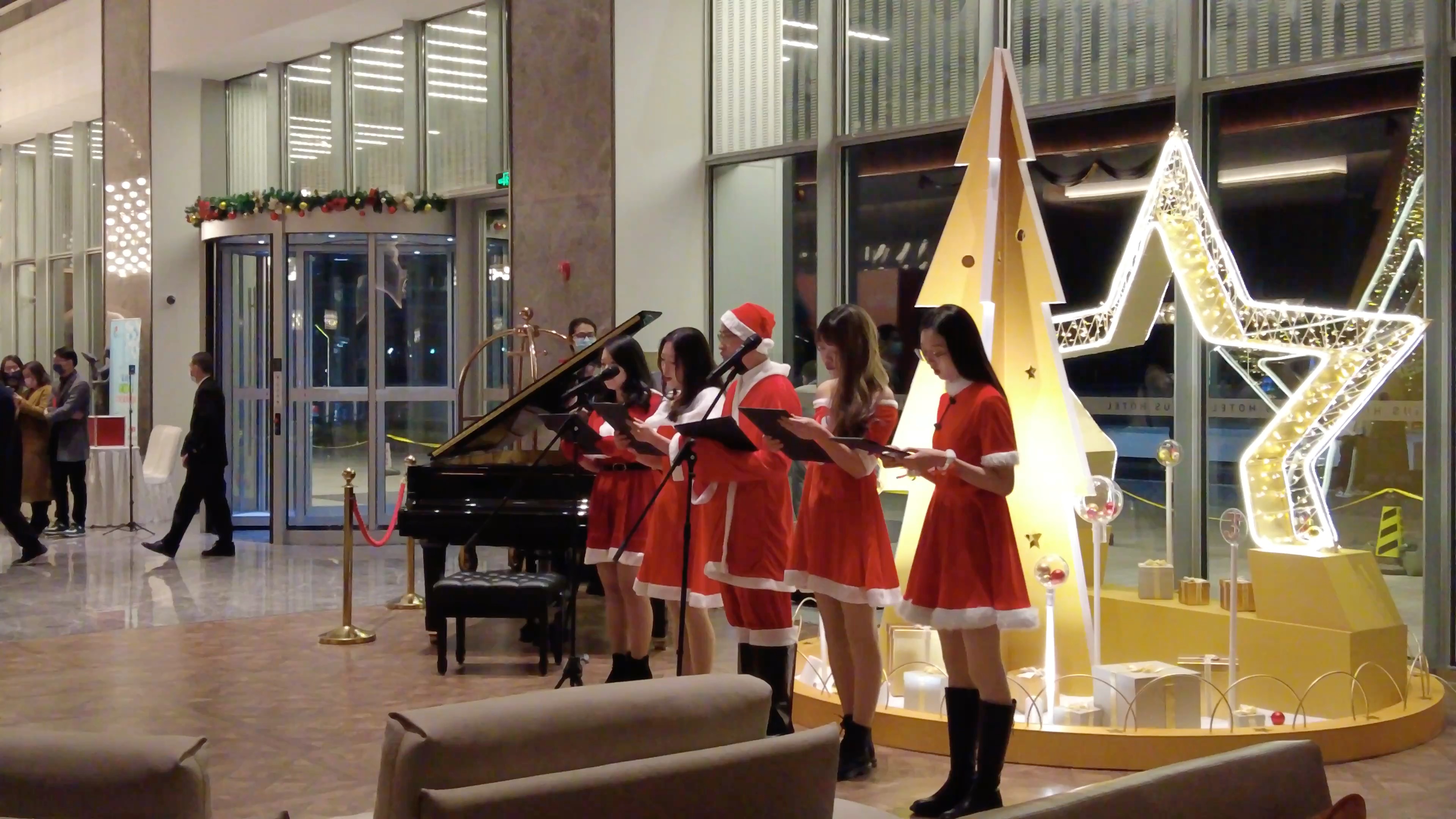 上海宝山九思酒店圣诞亮灯唱诗班