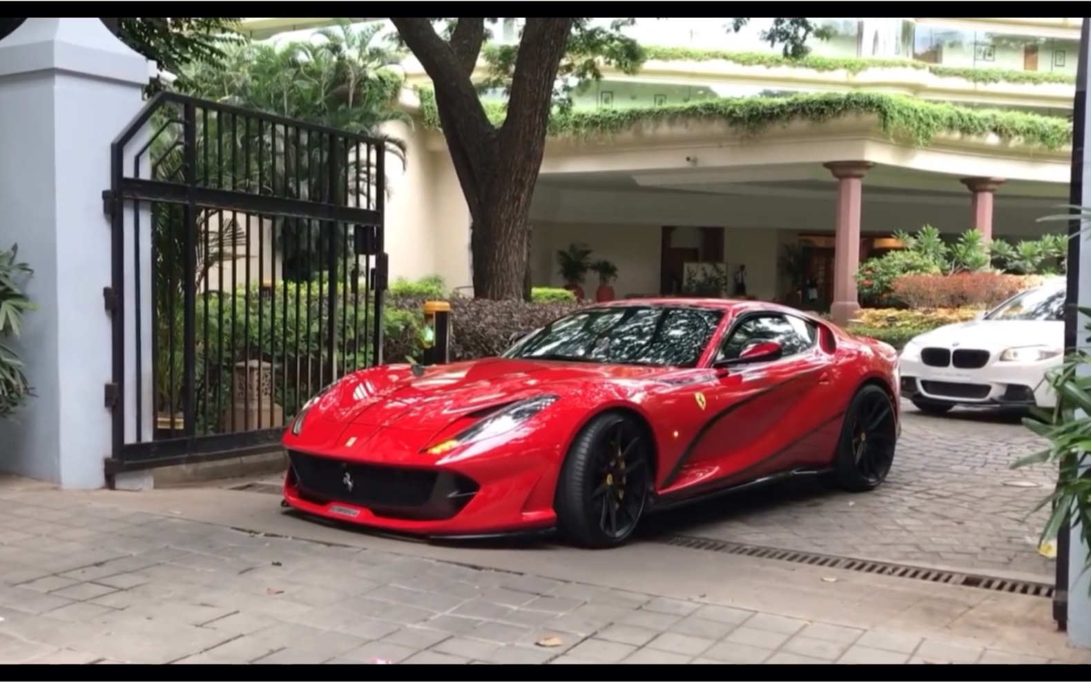 法拉利812 街头疯狂炸街!